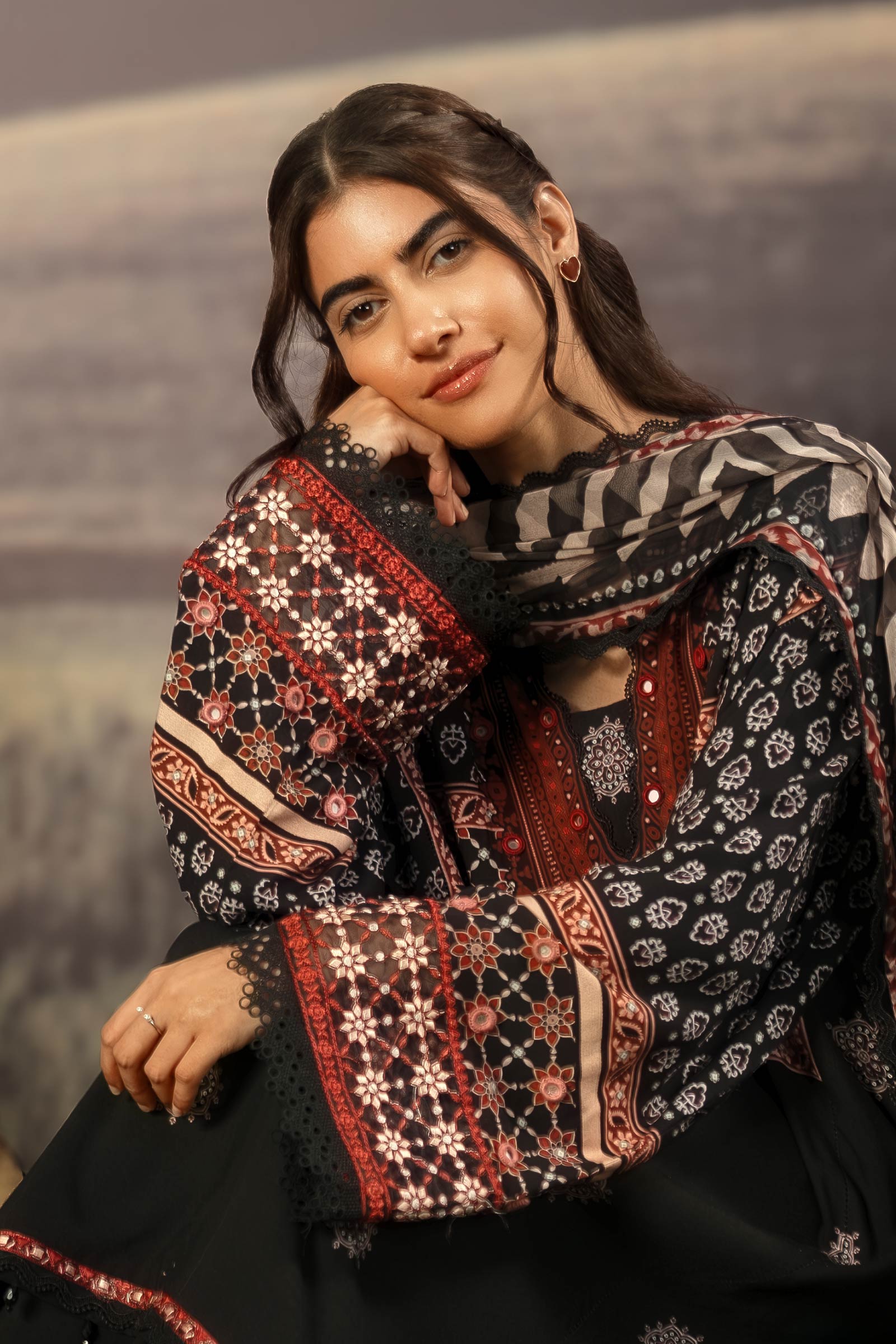 3 Pc Unstitched Embroidered Arabic Lawn Suit | MB-PFUS25-09A